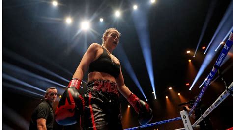 boxer that flashed crowd|Boxing: Daniella Hemsley flashes crowd after Kingpyn。